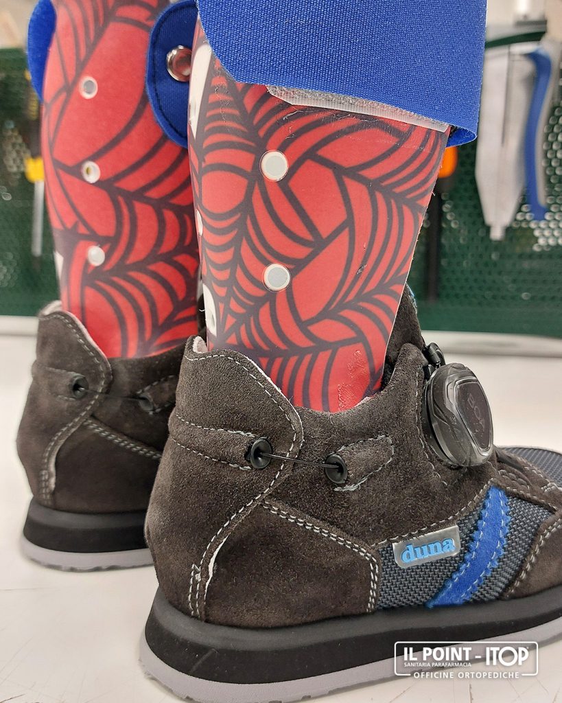 tutori e scarpe predisposte per bambino
